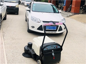 DW-1060手推式掃地機服務(wù)于人行橫道 